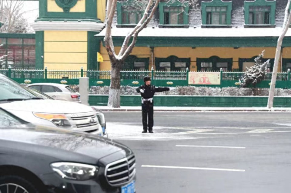 哈尔滨大雾低温降雪出行安全提示_哈尔滨交警雪天行车指南_出行提示