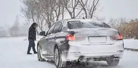 出行提示_雪天出行安全注意事项_雪天步行防滑防摔防砸技巧