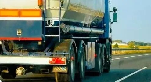 出行提示_大风天气安全驾车_紧闭车门防风沙