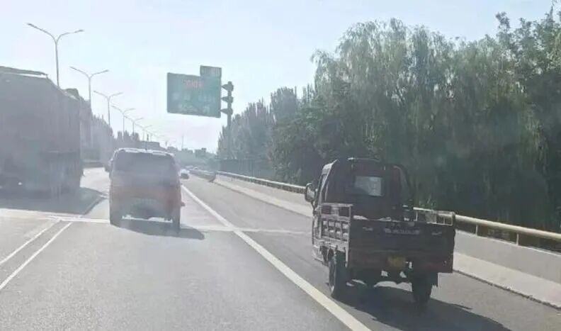 出行提示_大风天气安全驾车_紧闭车门防风沙