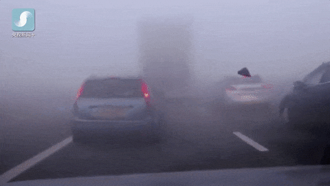 秋冬交通安全指南_路面湿滑黏腻能见度骤降_出行提示