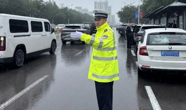 暴雨天气行车注意事项_出行提示_雨天驾车安全提示