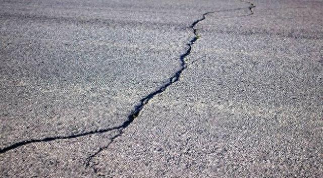 卡车司机道路磨损_美国公路路况差_路况