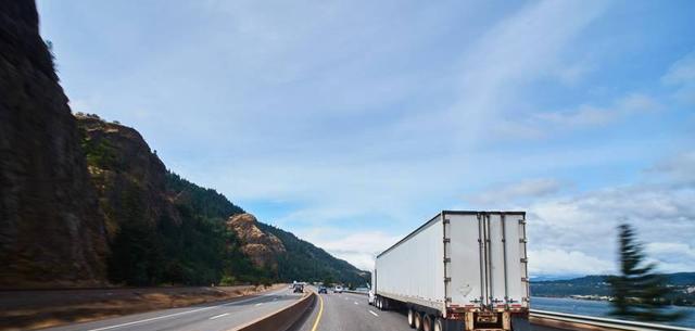 路况_美国公路路况差_卡车司机道路磨损