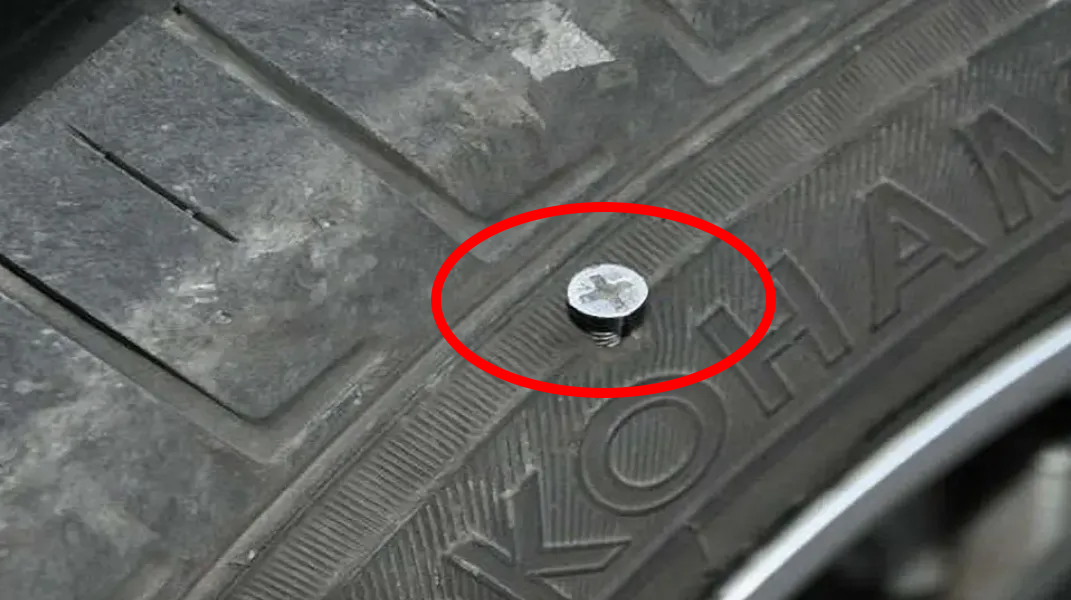 出行提示_雪天行车安全注意事项_绕车检查车胎