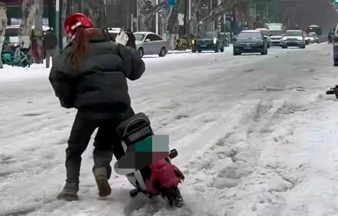 驾车出行清理车辆积雪检查车灯刹车轮胎_驾驶过程中控制车速保持车距使用灯光谨慎转弯避免超车_出行提示