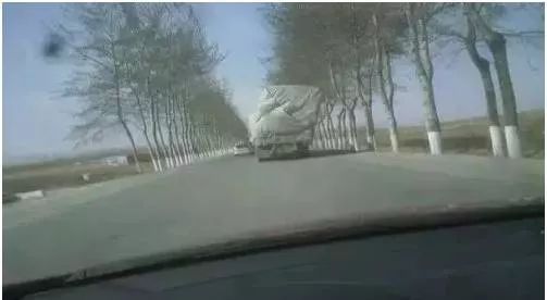 大风天气车辆行驶技巧_大风天气行车安全注意事项_出行提示