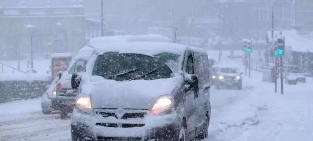 出行提示_驾车出行清理车辆积雪检查车灯刹车轮胎_驾驶过程中控制车速保持车距使用灯光谨慎转弯避免超车