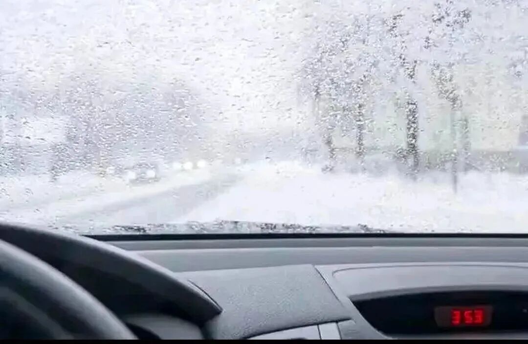 出行提示_驾车出行清理车辆积雪检查车灯刹车轮胎_驾驶过程中控制车速保持车距使用灯光谨慎转弯避免超车