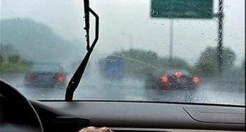 雨雪天气驾驶技巧_雨雪天行车安全_出行提示