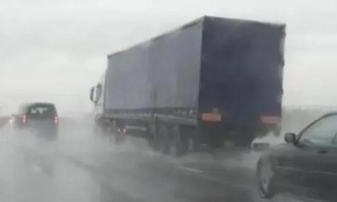 雨天行车安全_出行提示_雨季驾驶注意事项