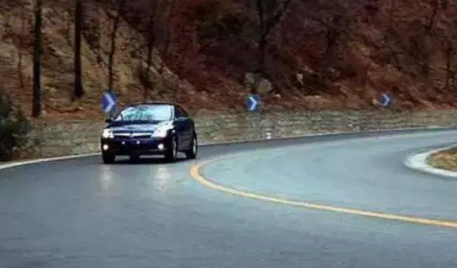 路况_不同路况刹车法则_刹车技巧