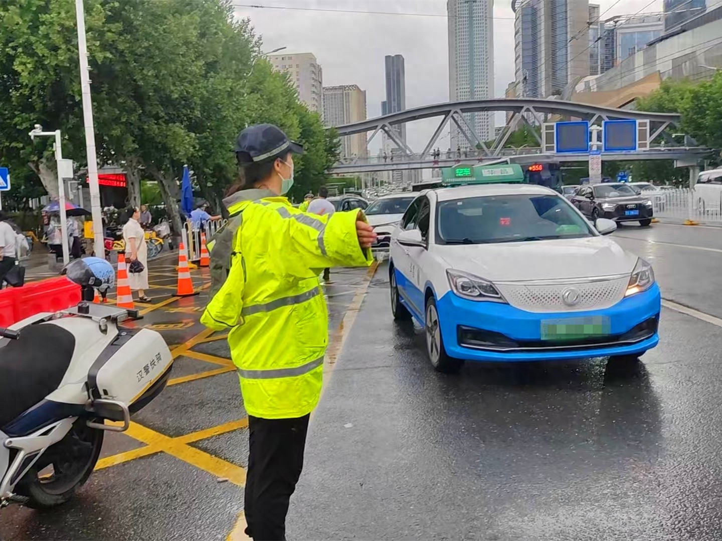 武汉雨天晚高峰交通压力_武汉交警恶劣天气应急预案_出行提示