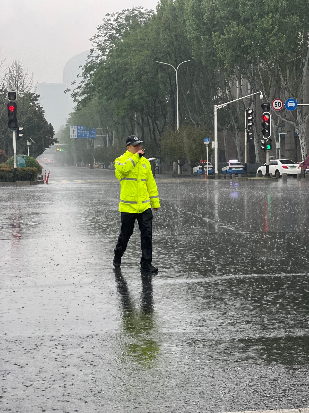 武汉雨天晚高峰交通压力_出行提示_武汉交警恶劣天气应急预案