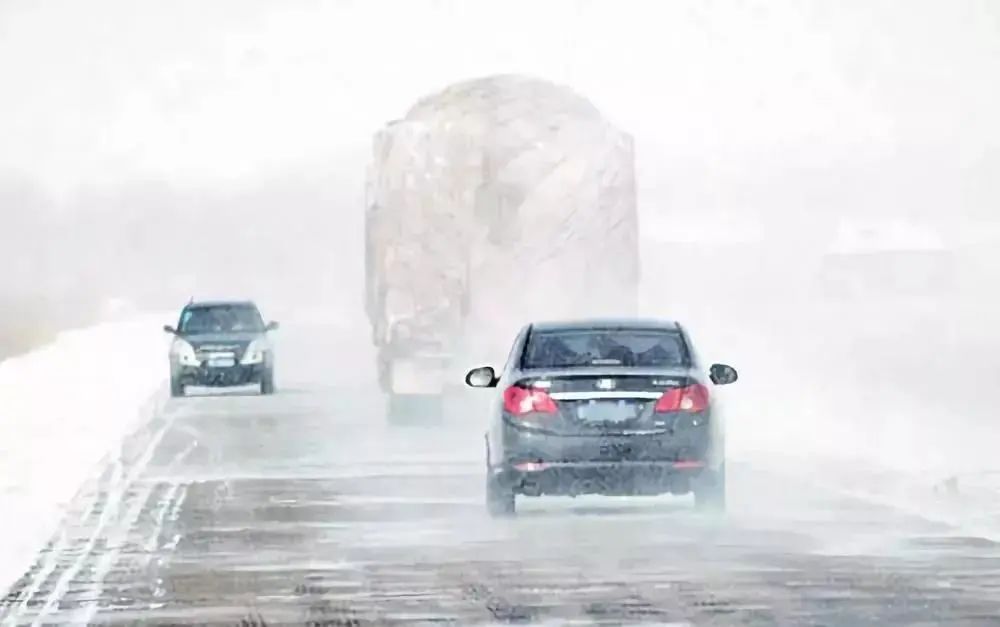 出行提示_降雪天气开车注意事项_雪地胎使用方法