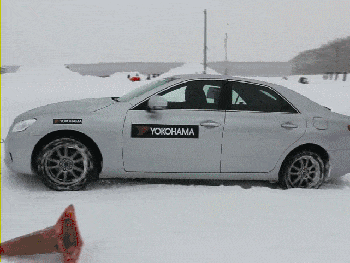 雪天开车控制车速_出行提示_雪天路面防滑驾驶技巧