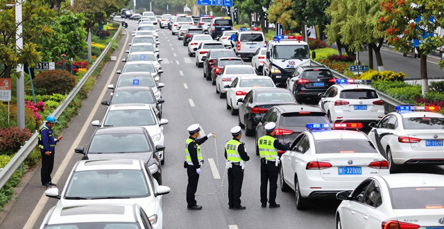 假日期间重点交通违法行为查处力度加大_严厉查处占用应急车道行驶交通违法行为_出行提示